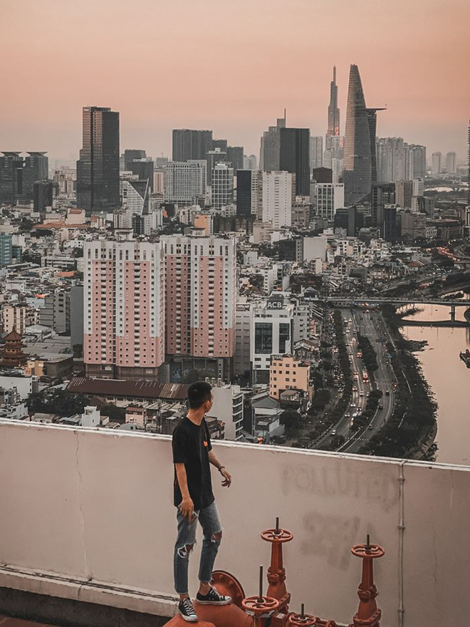 Bộ ảnh check-in những nóc những toà nhà cao tầng tại Sài Gòn của chàng sinh trai 9x hiện đang gây bão cộng đồng mạng.