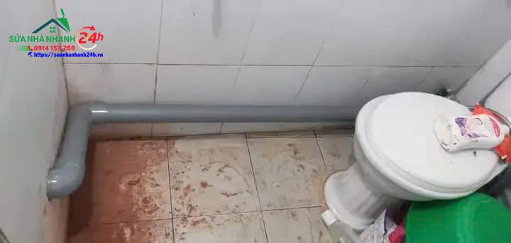 Ống thoát đi nổi trên sàn phòng vệ sinh