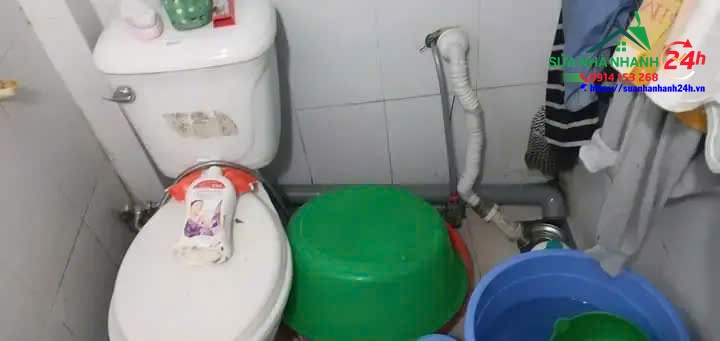 Ống thoát được xả vào Lỗ xả thoát của Phòng vệ sinh
