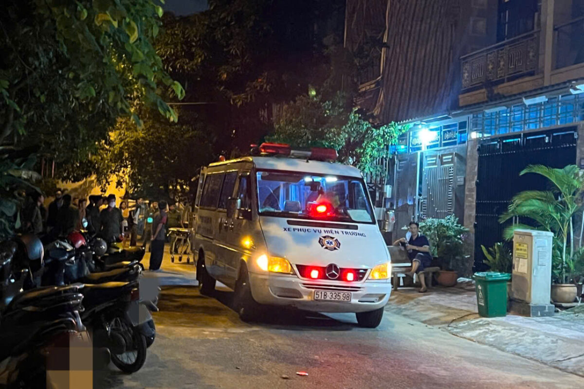 Xe cứu thương đưa thi thể nạn nhân về nhà xác (Ảnh: Xuân Đoàn).