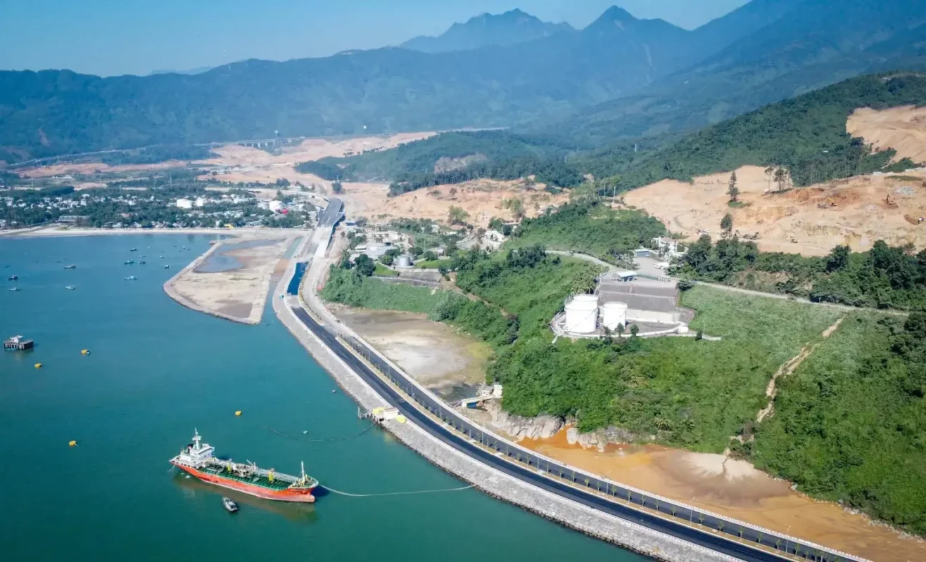 Toàn cảnh khu vực xây dựng Cảng Liên Chiểu, khu vực này ngay cạnh Vinhomes Làng Vân